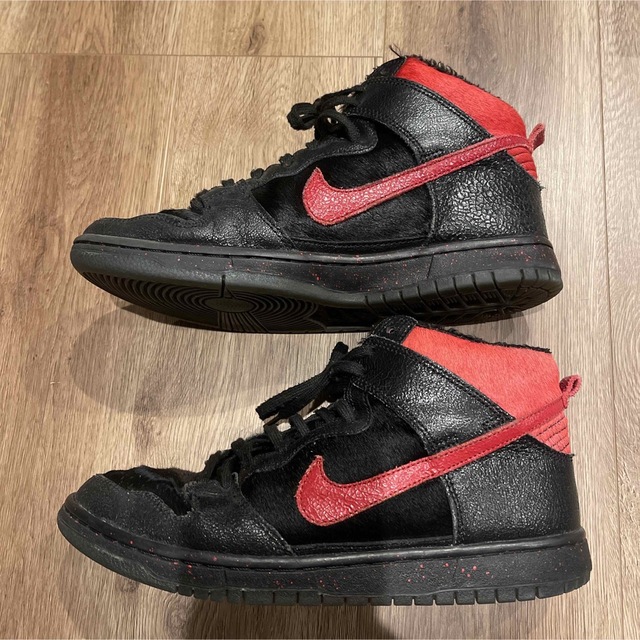 NIKE(ナイキ)のナイキSB Dunk High "クランプス" 26cm 黒x赤 メンズの靴/シューズ(スニーカー)の商品写真