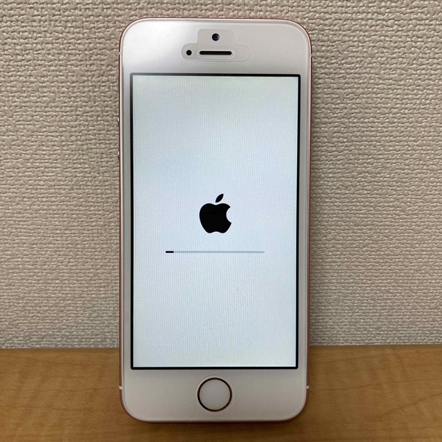 iPhone(アイフォーン)のiPhone SE 64GB ローズゴールド スマホ/家電/カメラのスマートフォン/携帯電話(スマートフォン本体)の商品写真