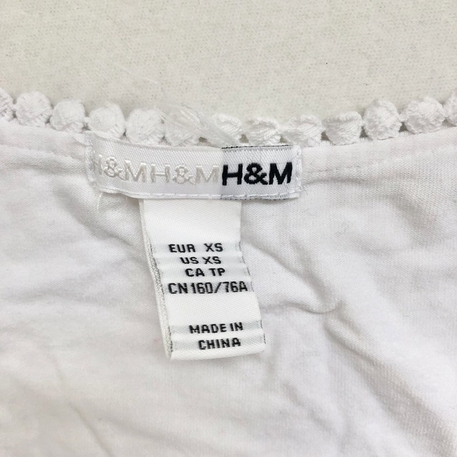H&M(エイチアンドエム)のH&M デザインティーシャツ　カットソー ホワイト 白　ティーシャツ レディースのトップス(Tシャツ(半袖/袖なし))の商品写真