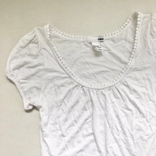 エイチアンドエム(H&M)のH&M デザインティーシャツ　カットソー ホワイト 白　ティーシャツ(Tシャツ(半袖/袖なし))