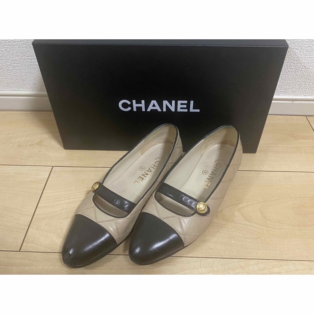 CHANEL(シャネル)のCHANEL 正規品 ココマークボタン付き フラットシューズ ベージュ系 36 レディースの靴/シューズ(バレエシューズ)の商品写真