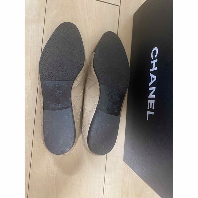 CHANEL(シャネル)のCHANEL 正規品 ココマークボタン付き フラットシューズ ベージュ系 36 レディースの靴/シューズ(バレエシューズ)の商品写真