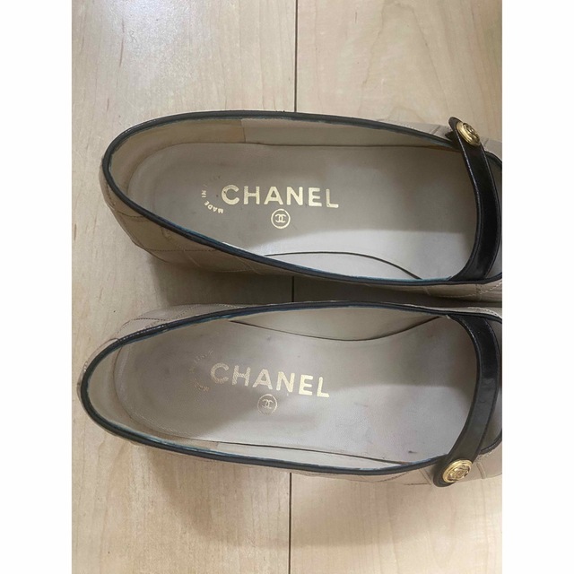 CHANEL(シャネル)のCHANEL 正規品 ココマークボタン付き フラットシューズ ベージュ系 36 レディースの靴/シューズ(バレエシューズ)の商品写真