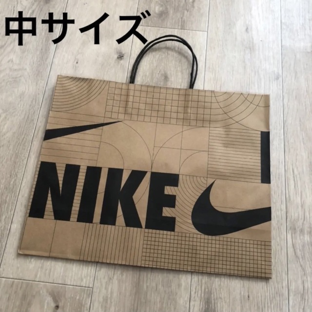 NIKE(ナイキ)の中サイズ 紙袋　NIKE ナイキ ショッパー　プレゼント梱包資材　ナイキ紙袋 レディースのバッグ(ショップ袋)の商品写真