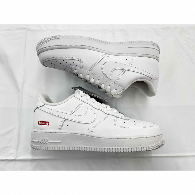 NIKE(ナイキ)のSupreme x NIKE AIR FORCE 1  白 AF1 26cm メンズの靴/シューズ(スニーカー)の商品写真