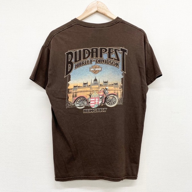 【中古】 ハーレー ダビッドソン HARLEY-DAVIDSON Tシャツ 半袖 ショートスリーブ BUDAPEST ロゴ 両面プリント サイズ：M  ブラウン 古着 中古 mellow ゆうパケット対応