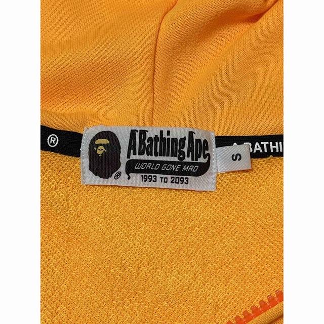 A BATHING APE アベイシングエイプ　シャークパーカー　黄色 2