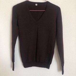 ユニクロ(UNIQLO)のユニクロ　ニット セーター　Vネック　毛100% ウール ダークブラウン(ニット/セーター)