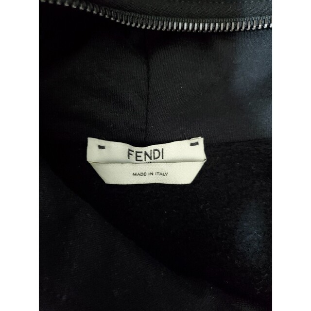 FENDI(フェンディ)のFENDIフェンディ☆ジップ　ショート丈　フードパーカー　ロゴパーカー　美品 レディースのトップス(パーカー)の商品写真