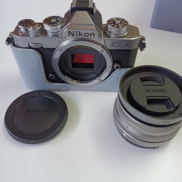 Nikon(ニコン)のおまけつき　Zfc 16-50 VRレンズキット スマホ/家電/カメラのカメラ(ミラーレス一眼)の商品写真