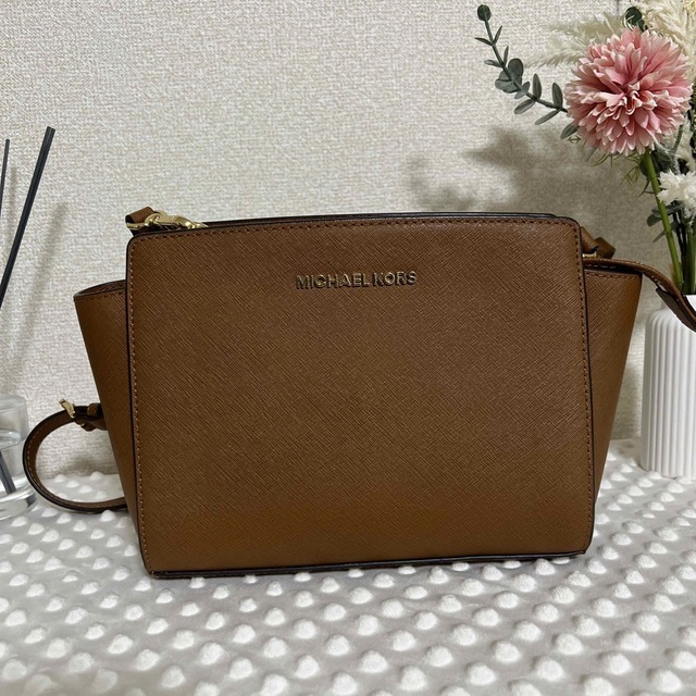 Michael Kors(マイケルコース)のマイケルコース　ショルダーバッグ  斜めがけ　ブラウン レディースのバッグ(ショルダーバッグ)の商品写真