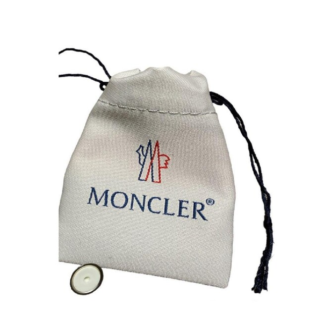 MONCLER(モンクレール)のMONCLER　ボタン　巾着袋セット レディースのジャケット/アウター(ナイロンジャケット)の商品写真