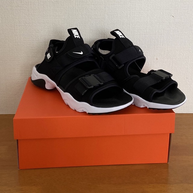 NIKE(ナイキ)のshi_mama♡様専用 NIKE キャニオンサンダル 26センチ　ブラック レディースの靴/シューズ(サンダル)の商品写真