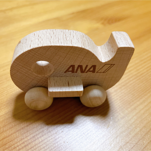 ANA(全日本空輸) ANA 木製 コロコロ ひこうき 飛行機 木 アナの通販 by shop♡♡｜エーエヌエー(ゼンニッポンクウユ)ならラクマ