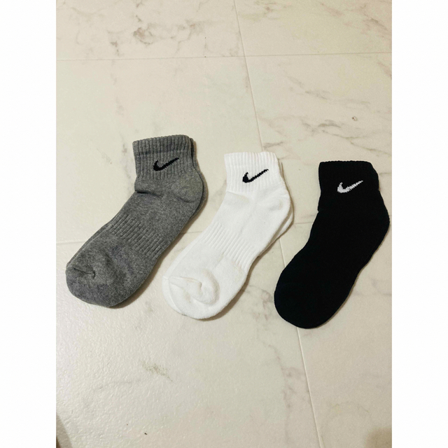 NIKE(ナイキ)の【匿名発送】NIKE　　靴下▲白　黒　グレー▲3足　23〜25cm メンズのレッグウェア(ソックス)の商品写真