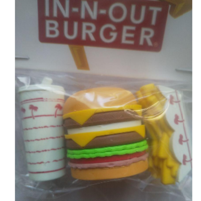 in n out burger ペンケース・ 消しゴムセット インテリア/住まい/日用品の文房具(ペンケース/筆箱)の商品写真