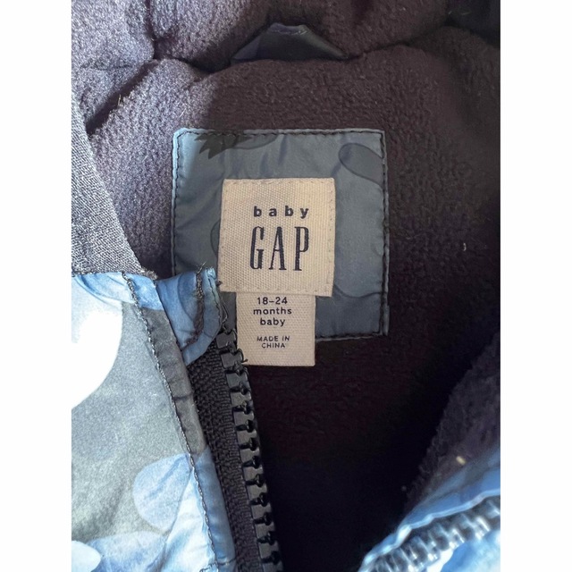 babyGAP(ベビーギャップ)のbabyGAPのカモフラ柄ダウン キッズ/ベビー/マタニティのキッズ服男の子用(90cm~)(ジャケット/上着)の商品写真