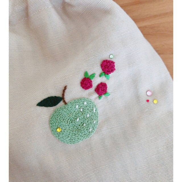 おまとめ専用ページ　フルーツ刺繍の袋＋刺し子のポットマット レディースのファッション小物(ポーチ)の商品写真