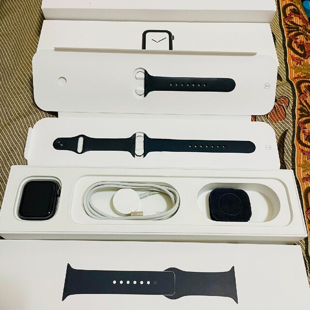 Apple Watch(アップルウォッチ)のApple Watch Series 4  40mm グレイアルミ ブラックスポ スマホ/家電/カメラのスマートフォン/携帯電話(その他)の商品写真