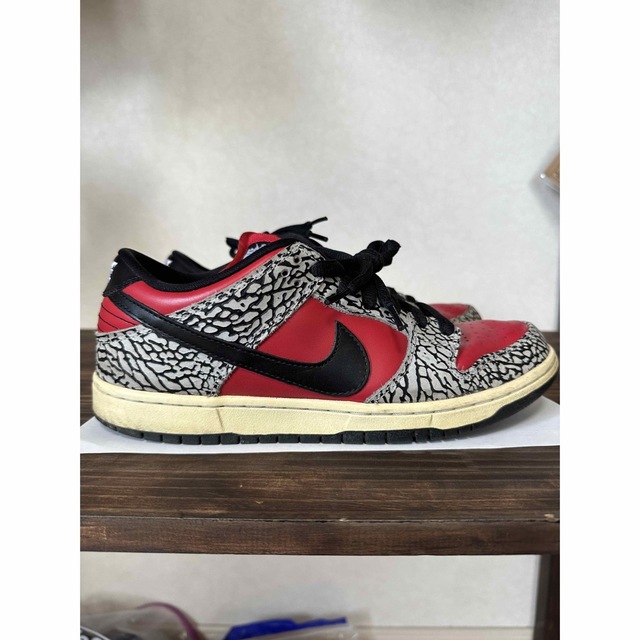 Supreme(シュプリーム)のSupreme × Nike SB Dunk Low "Red 27cm メンズの靴/シューズ(スニーカー)の商品写真