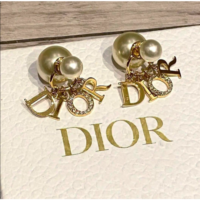 すぐに売り切れる！ DIOR ディオール トライバル ピアス