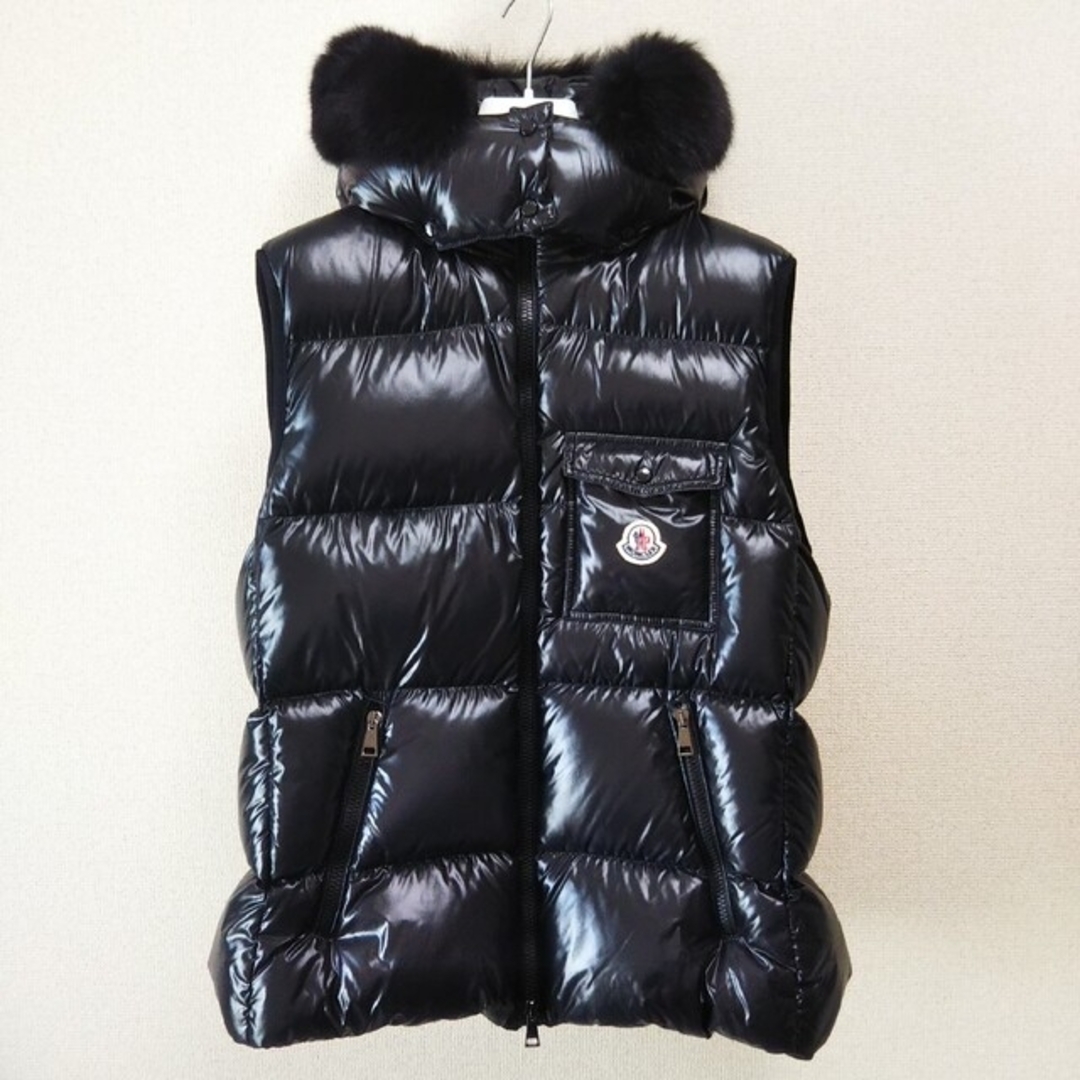 MONCLER(モンクレール)のモンクレール Balabio ダウン ベスト ジレ フード リアルファー 黒 レディースのジャケット/アウター(ダウンベスト)の商品写真