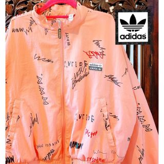 アディダス(adidas)のアディダス 落書きロゴ ピンク ナイロンジャケット ウィンドブレーカー ジャージ(ナイロンジャケット)