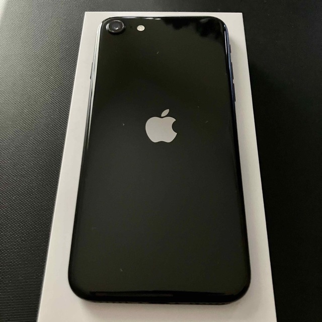 Apple(アップル)の【美品】iPhone SE2 64GB Black SIMフリー スマホ/家電/カメラのスマートフォン/携帯電話(スマートフォン本体)の商品写真