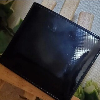 パテントレザー　財布　折財布　カード10枚収納　コンパクト　エナメル　ブラック(折り財布)