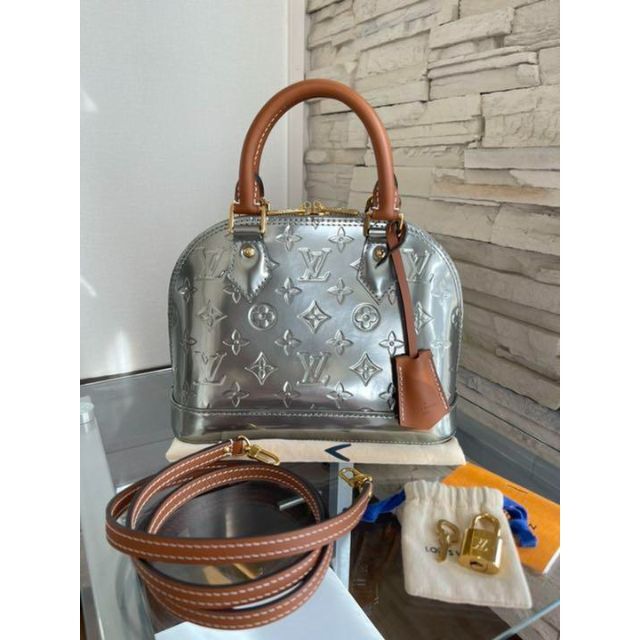 良好品】 LOUIS 未使用 ショルダーバッグ シルバー ヴィトン ヴェルニ