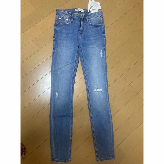 ZARA(ザラ)の新品未使用　ZARA スキニージーンズ　ザラ　デニム レディースのパンツ(デニム/ジーンズ)の商品写真