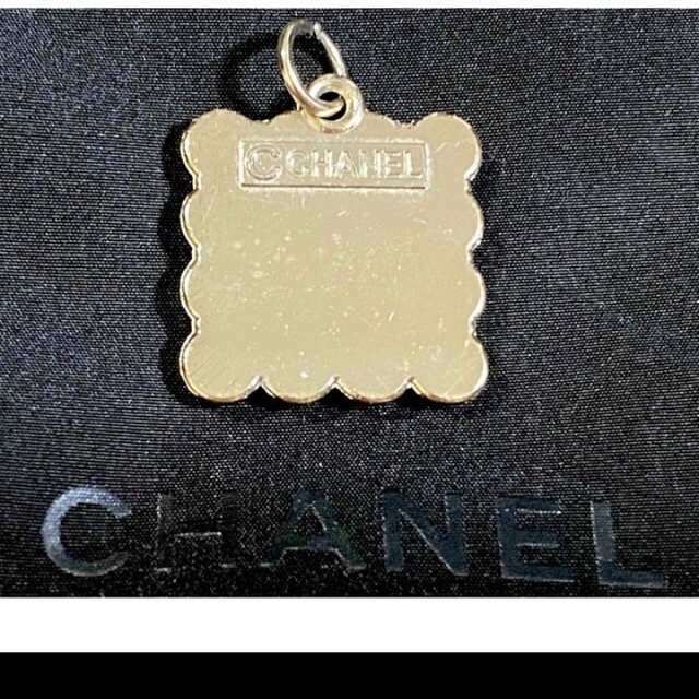 CHANEL(シャネル)のCHANELチャームボタンゴールド レディースのアクセサリー(ネックレス)の商品写真