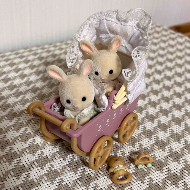 EPOCH(エポック)のシルバニアファミリー ふたごのみるくウサギの赤ちゃん　うば車 キッズ/ベビー/マタニティのおもちゃ(ぬいぐるみ/人形)の商品写真