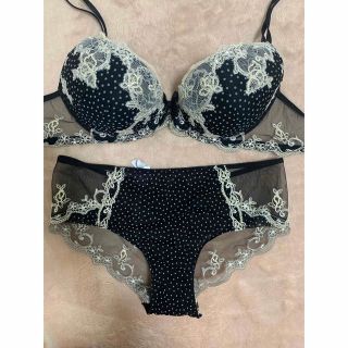 シモーヌペレール(Simone Perele)のLISE CHARMELリズシャルメルDOLCE DESIR75C/1(ブラ&ショーツセット)