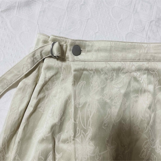 Kastane(カスタネ)のカスタネ  スカート　　サテンジャガード花柄スカート レディースのスカート(ロングスカート)の商品写真