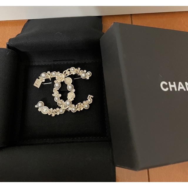 CHANEL(シャネル)の★★   りぃ様　ご専用です　★★ レディースのアクセサリー(ブローチ/コサージュ)の商品写真