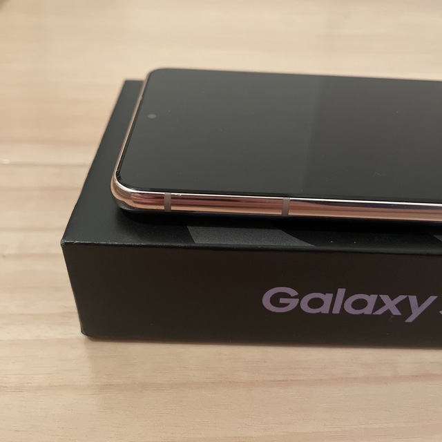 Galaxy(ギャラクシー)のGalaxy S21 韓国版SIMフリー ファントムバイオレット 美品 スマホ/家電/カメラのスマートフォン/携帯電話(スマートフォン本体)の商品写真