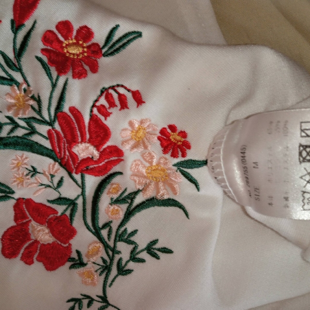 CECIL McBEE(セシルマクビー)のセシルマクビートップス花柄刺繍 レディースのトップス(Tシャツ(半袖/袖なし))の商品写真