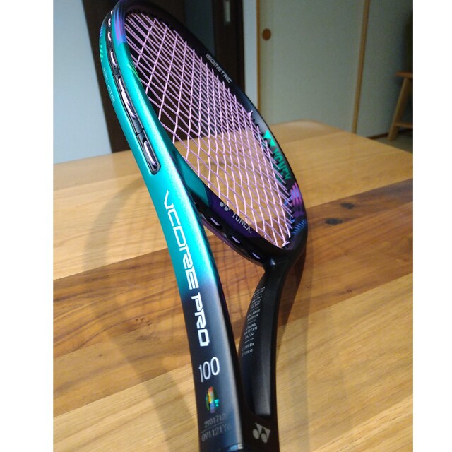 YONEX(ヨネックス)のほぼ新品☆YONEX　vcorepro100 ブイコアプロ　テニスラケット スポーツ/アウトドアのテニス(ラケット)の商品写真