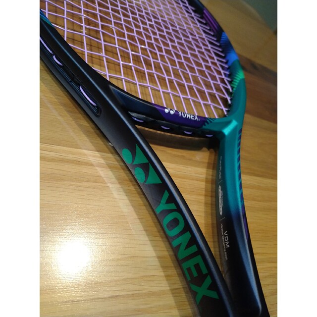 YONEX(ヨネックス)のほぼ新品☆YONEX　vcorepro100 ブイコアプロ　テニスラケット スポーツ/アウトドアのテニス(ラケット)の商品写真