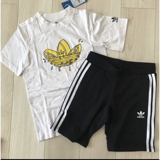 adidas(アディダス)のTシャツとパンツ キッズ/ベビー/マタニティのキッズ服男の子用(90cm~)(Tシャツ/カットソー)の商品写真