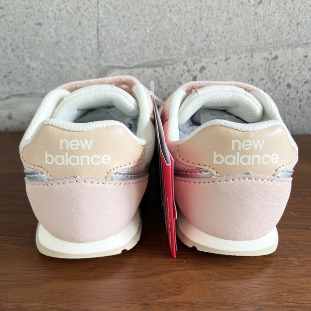 New Balance(ニューバランス)の【新品】15.5センチ ピンク×ベージュ  ニューバランス スニーカー キッズ キッズ/ベビー/マタニティのキッズ靴/シューズ(15cm~)(スニーカー)の商品写真