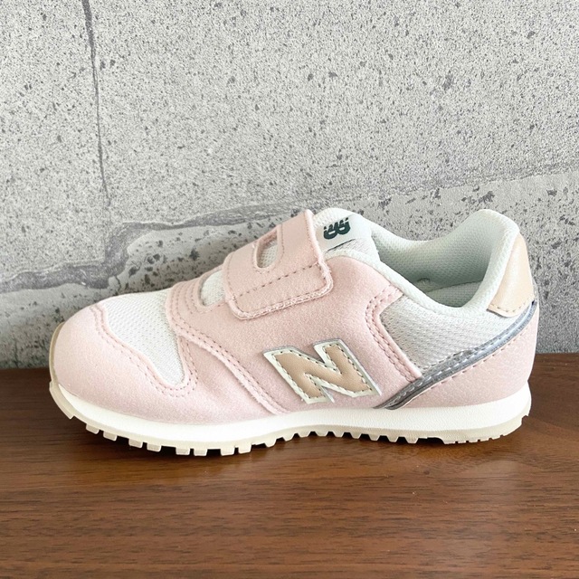 New Balance(ニューバランス)の【新品】15.5センチ ピンク×ベージュ  ニューバランス スニーカー キッズ キッズ/ベビー/マタニティのキッズ靴/シューズ(15cm~)(スニーカー)の商品写真