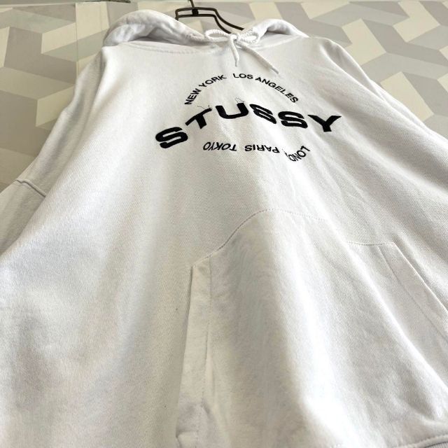 【stussy】刺繍センターロゴ やや肉厚 スウェットパーカー 白 stussy