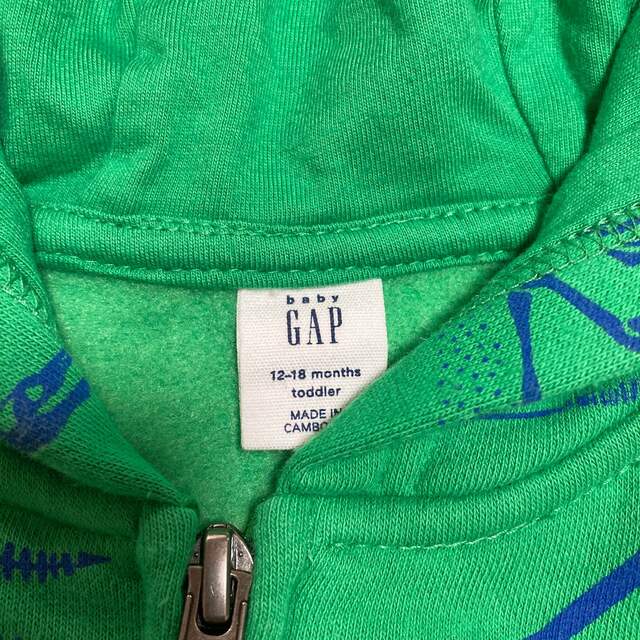 GAP Kids(ギャップキッズ)のGAP パーカー　恐竜　キッズ キッズ/ベビー/マタニティのベビー服(~85cm)(トレーナー)の商品写真