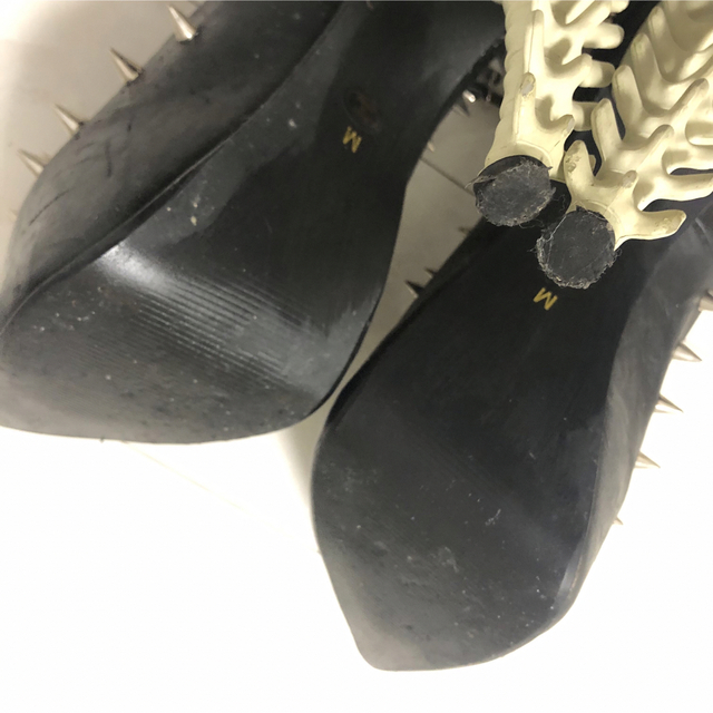 GLAD NEWS(グラッドニュース)のグラッドニュース　骨　ヒール　スタッズ  パンプス　完売商品　定価2万超 レディースの靴/シューズ(ハイヒール/パンプス)の商品写真