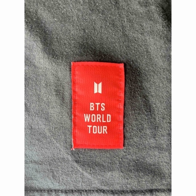 防弾少年団(BTS)(ボウダンショウネンダン)のBTS公式　Tシャツ　白はプレゼント エンタメ/ホビーのタレントグッズ(アイドルグッズ)の商品写真