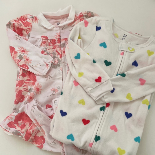 GAP(ギャップ)のGAP ロンパース　2点セット　新品 キッズ/ベビー/マタニティのキッズ服女の子用(90cm~)(Tシャツ/カットソー)の商品写真