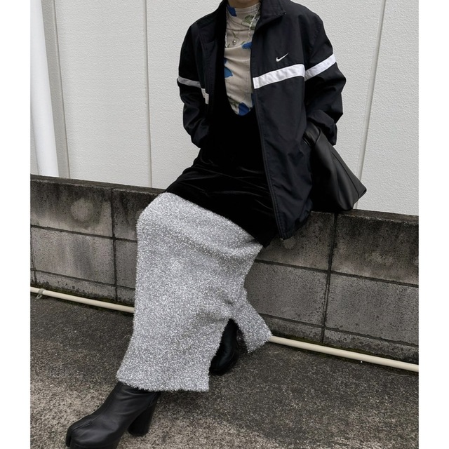 Ameri VINTAGE(アメリヴィンテージ)のAMERI フェザーヤーングリッターニットスカート レディースのスカート(ロングスカート)の商品写真