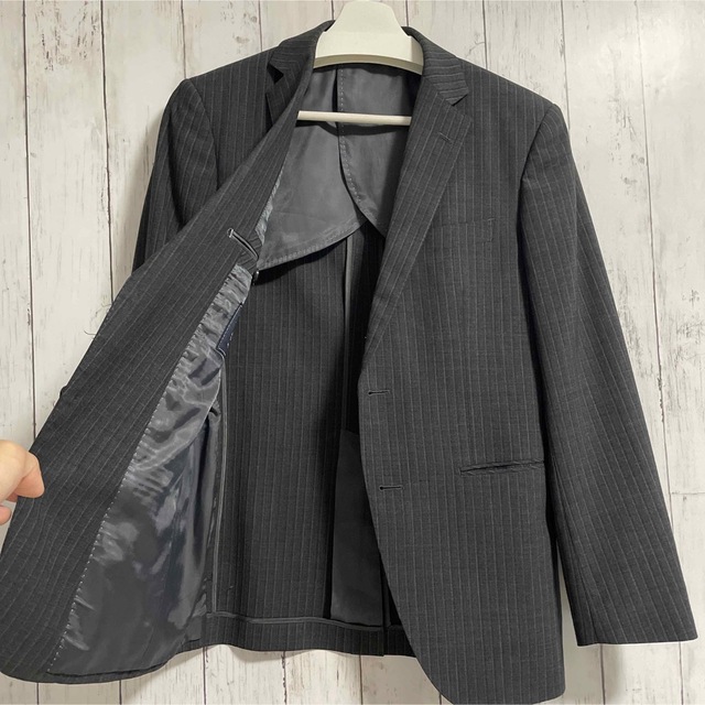 THE SUIT COMPANY(スーツカンパニー)の最終価格　ザスーツカンパニー　スーツ　セットアップ　ダークグレー　ストライプ メンズのスーツ(セットアップ)の商品写真